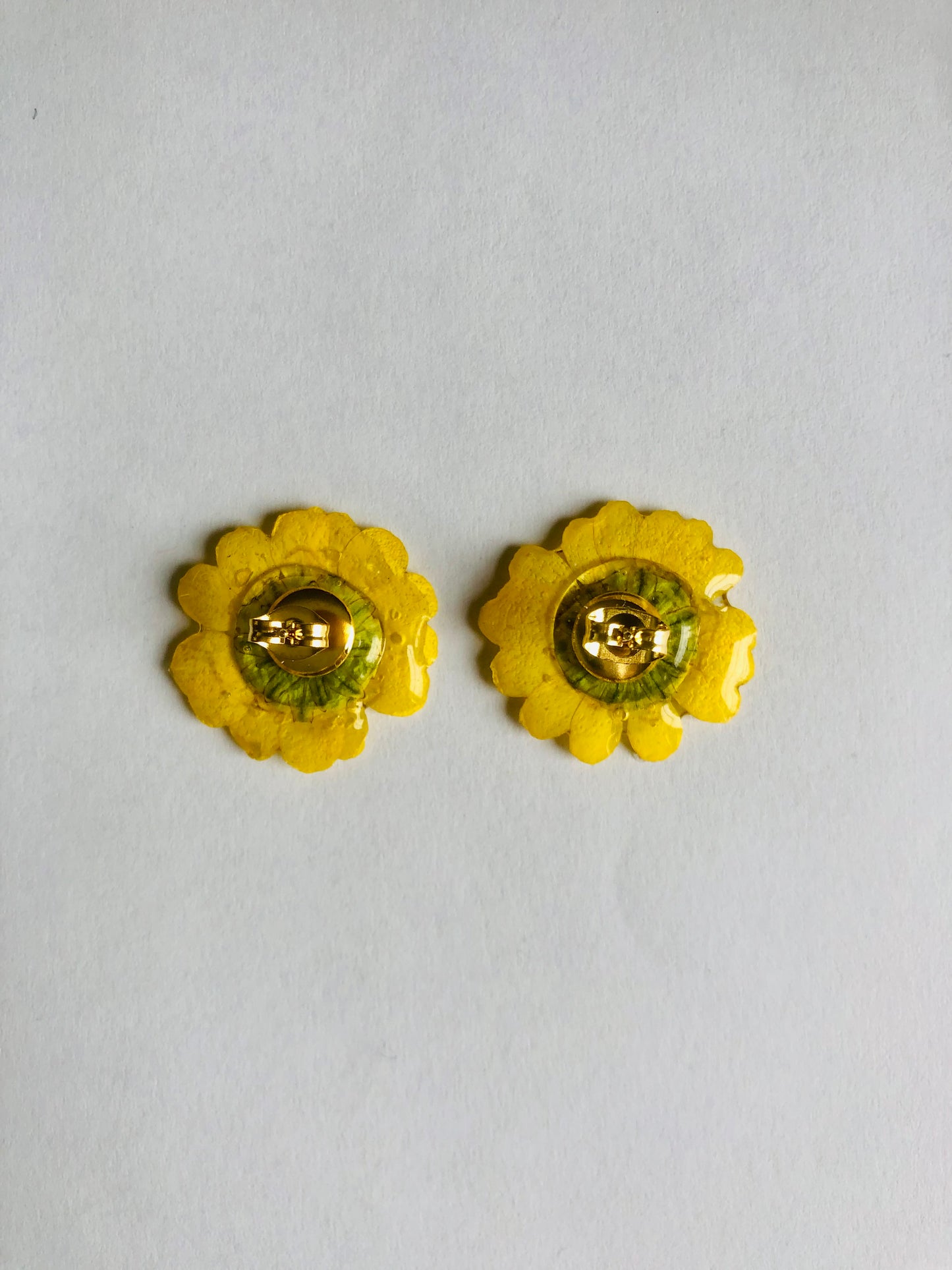 Boucles d'oreilles puces marguerite jaune